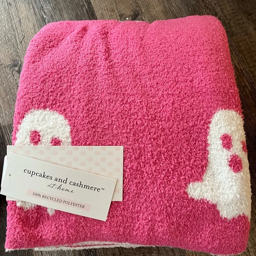 Cupcakes and Cashmere Halloween Ghosts Throw Pink Ghosts! Brand new!